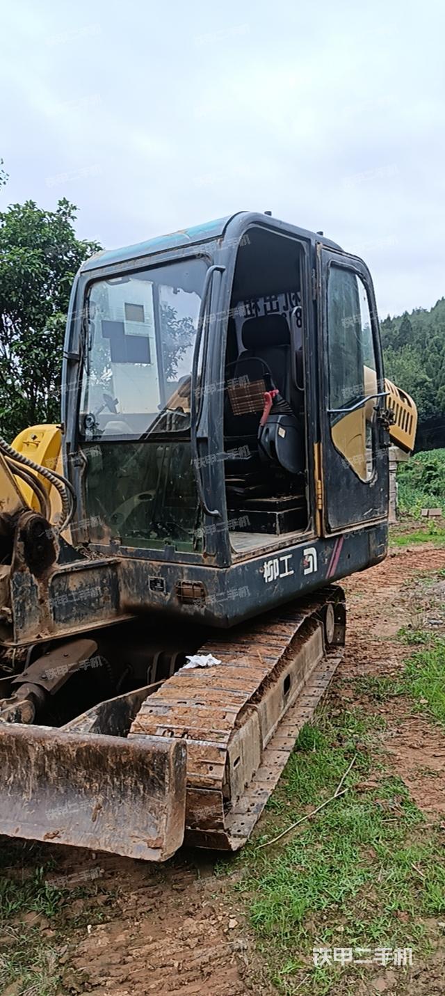 駕駛室整體(整機(jī)外觀) 駕駛室整體(整機(jī)外觀)