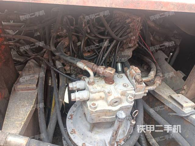 回转马达和主控阀（整机外观）