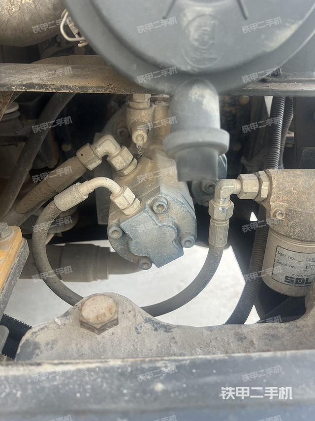 液压泵舱室正面整体（整机外观）