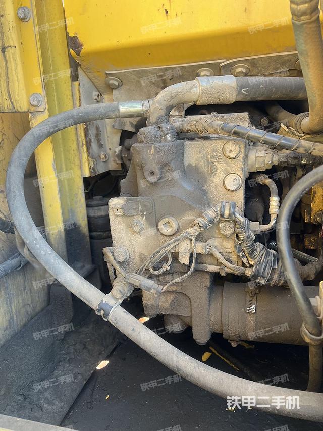 液压泵舱室正面整体(整机外观) 液压泵舱室正面整体(整机外观)