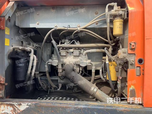 液压泵舱室正面整体(整机外观) 液压泵舱室正面整体(整机外观)