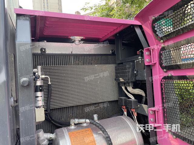 液压泵舱室正面整体（整机外观）