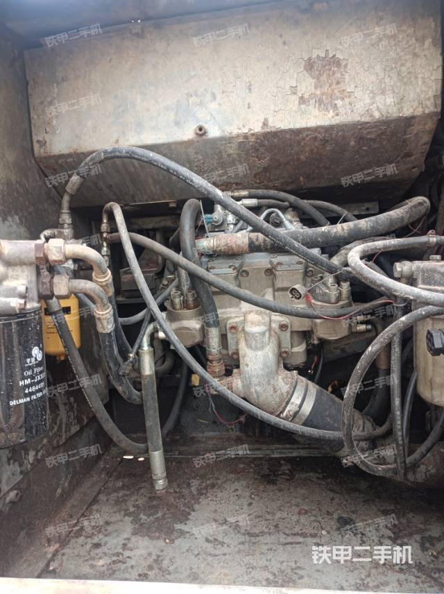 液压泵舱室正面整体（整机外观）