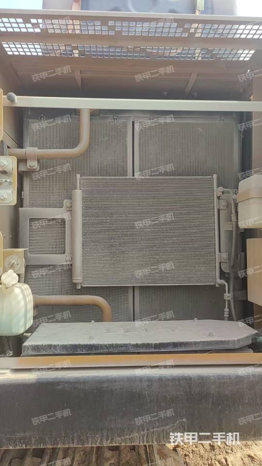 液压泵舱室正面整体（整机外观）