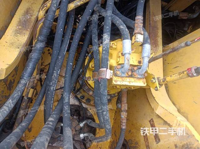 回转马达和主控阀(整机外观) 回转马达和主控阀(整机外观)
