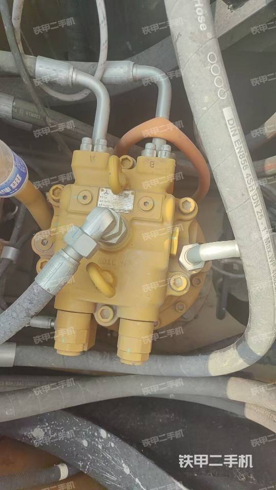 回转马达和主控阀（整机外观）