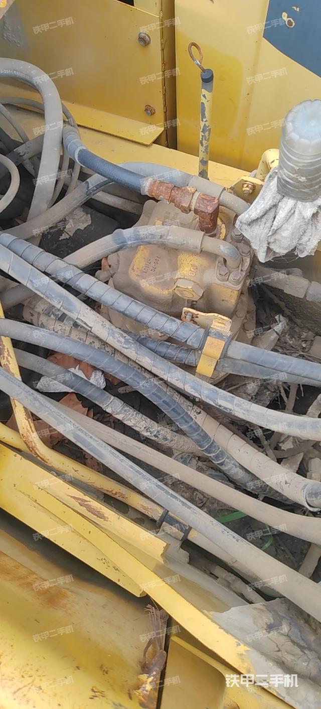 回转马达和主控阀（整机外观）