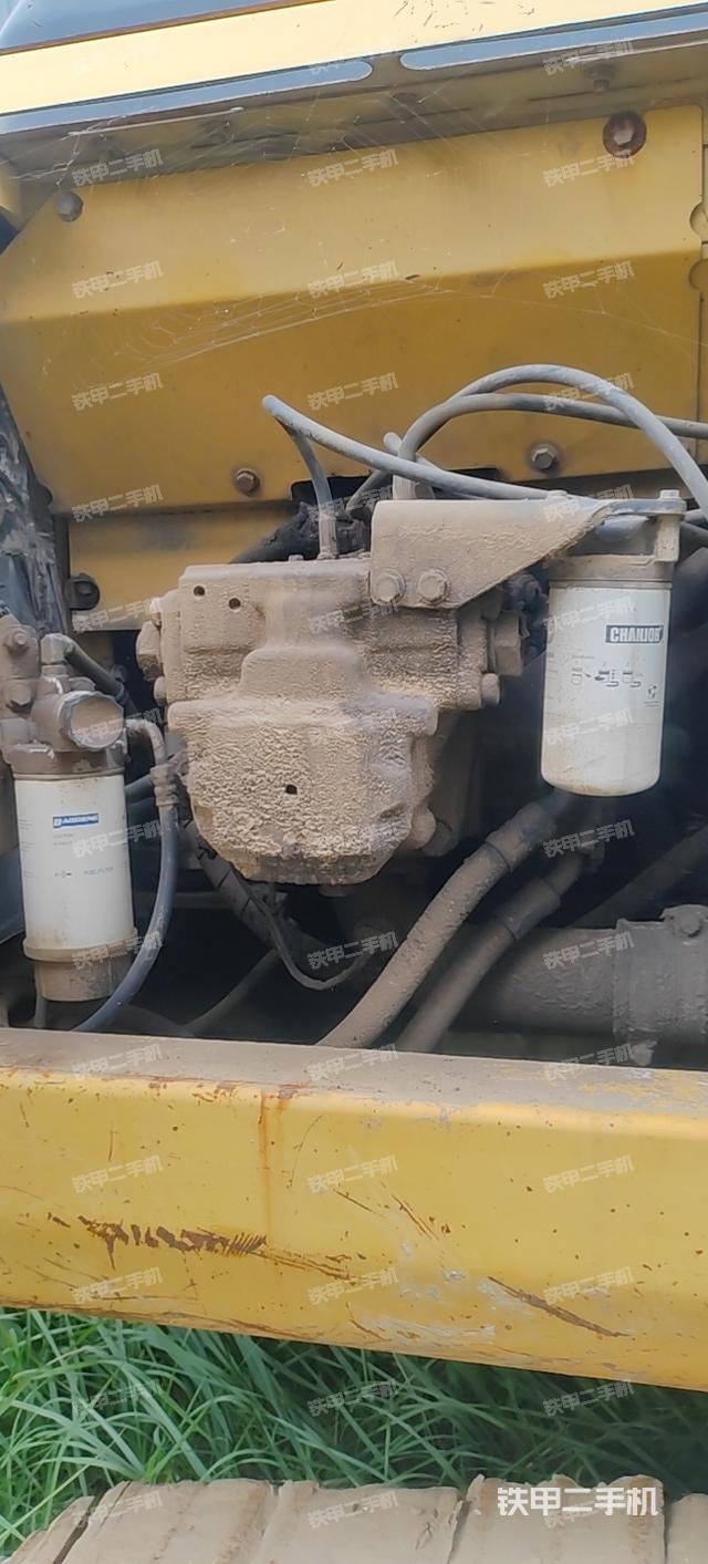 液压泵舱室正面整体（整机外观）