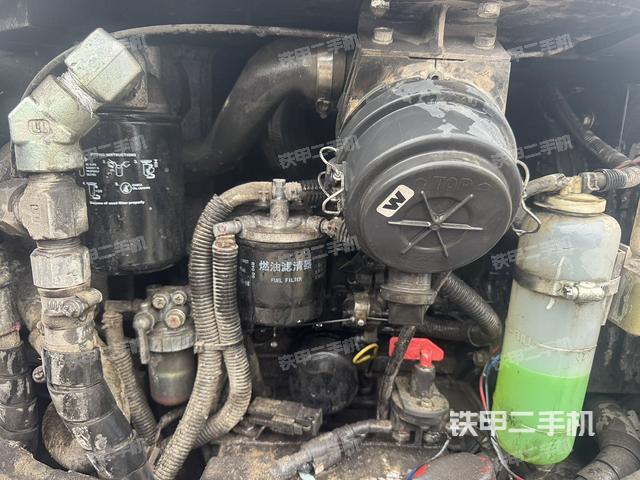 液壓泵艙室正面整體(整機外觀) 液壓泵艙室正面整體(整機外觀)