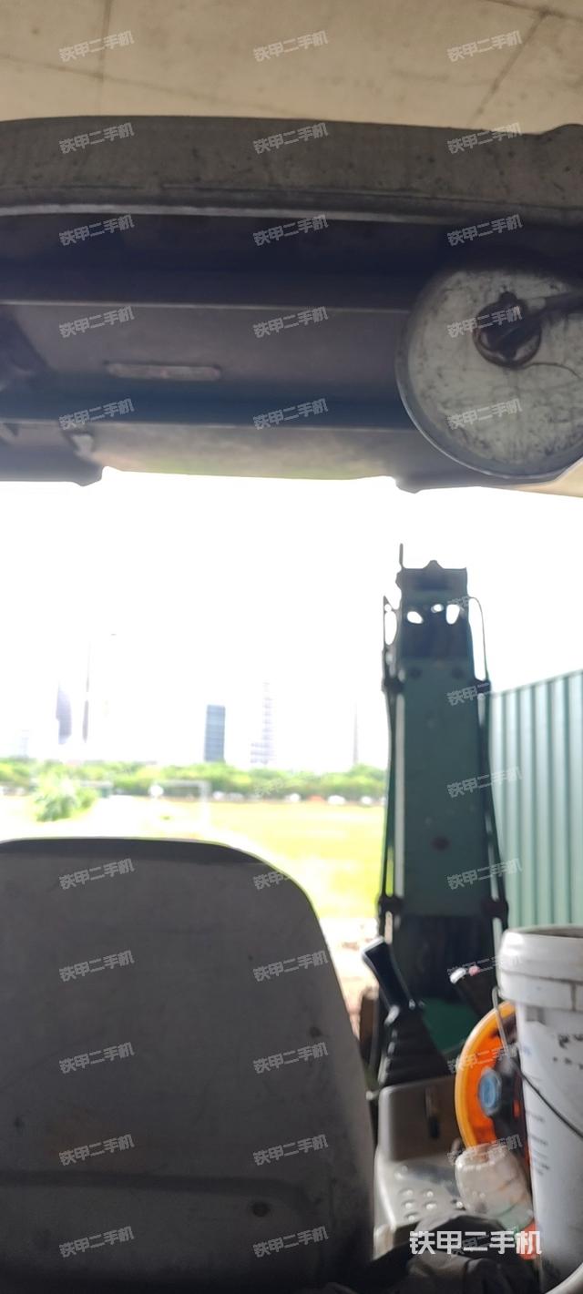 駕駛室頂部(整機(jī)外觀) 駕駛室頂部(整機(jī)外觀)