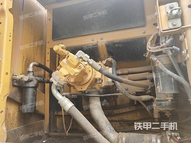 液压泵舱室正面整体(整机外观) 液压泵舱室正面整体(整机外观)