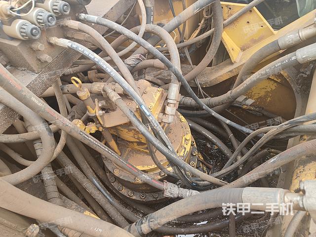 回转马达和主控阀(整机外观) 回转马达和主控阀(整机外观)