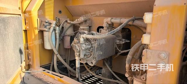 液壓泵艙室正面整體(整機外觀) 液壓泵艙室正面整體(整機外觀)