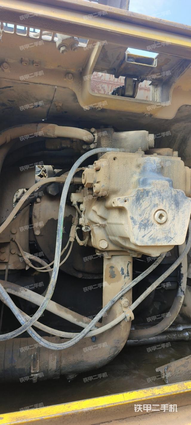 液压泵舱室正面整体(整机外观) 液压泵舱室正面整体(整机外观)
