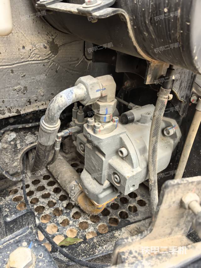 液压泵舱室正面整体（整机外观）