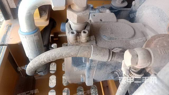 液压泵舱室正面整体(整机外观) 液压泵舱室正面整体(整机外观)