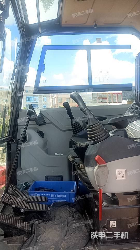 驾驶室整体(整机外观) 驾驶室整体(整机外观)