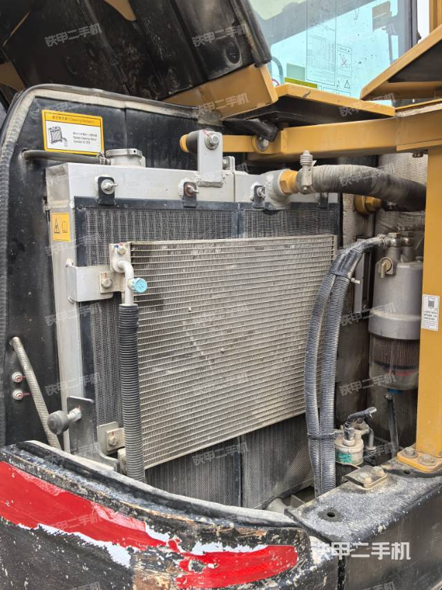 回转马达和主控阀（整机外观）