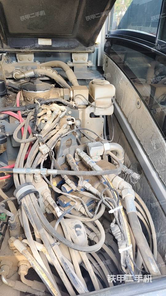 液压泵舱室正面整体（整机外观）