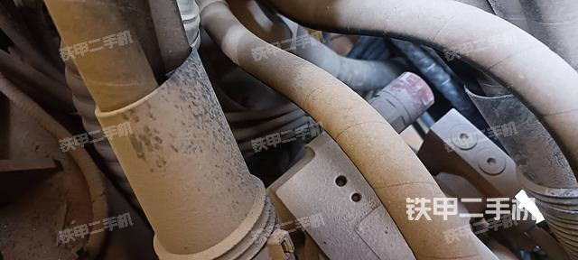 回转马达和主控阀(整机外观) 回转马达和主控阀(整机外观)