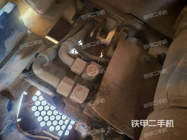 液压泵舱室正面整体(整机外观) 液压泵舱室正面整体(整机外观)