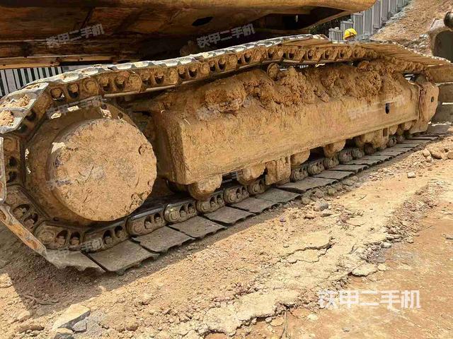 單側(cè)履帶整體(整機(jī)外觀) 單側(cè)履帶整體(整機(jī)外觀)