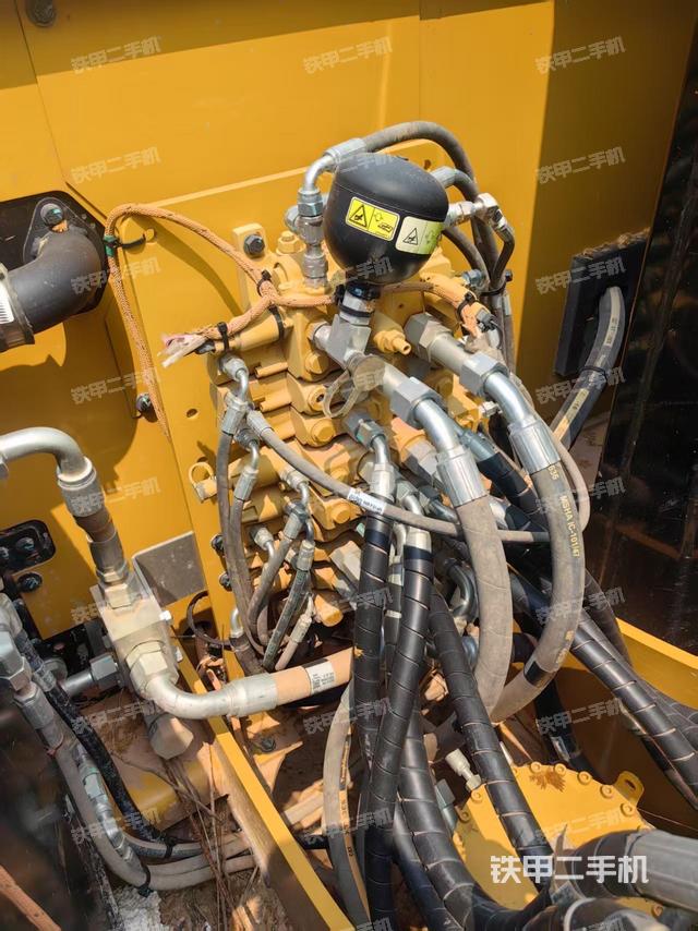 液压泵舱室正面整体(整机外观) 液压泵舱室正面整体(整机外观)