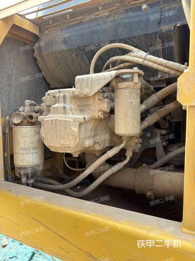 液压泵舱室正面整体（整机外观）