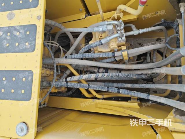 回转马达和主控阀（整机外观）