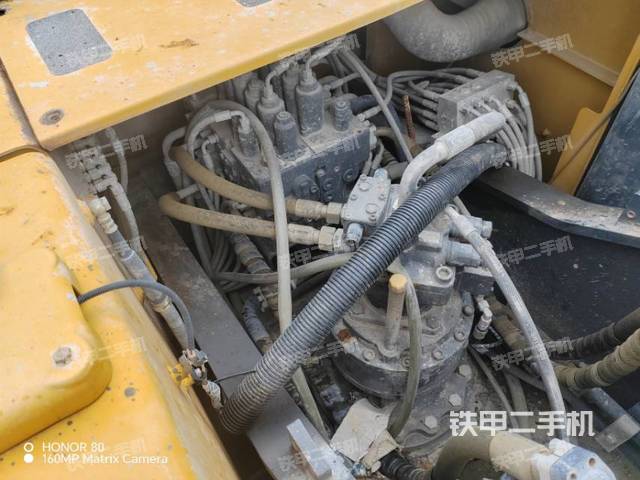 回转马达和主控阀(整机外观) 回转马达和主控阀(整机外观)