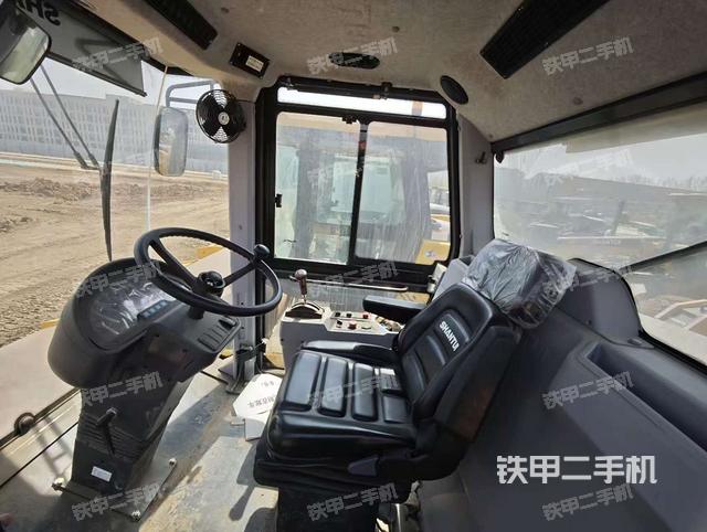 駕駛室操作臺(設(shè)備外觀及核心部件) 駕駛室操作臺(設(shè)備外觀及核心部件)