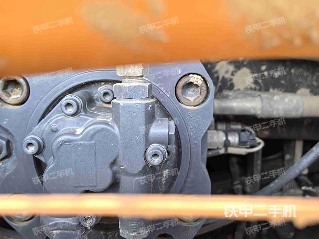 液压泵舱室正面整体(整机外观) 液压泵舱室正面整体(整机外观)