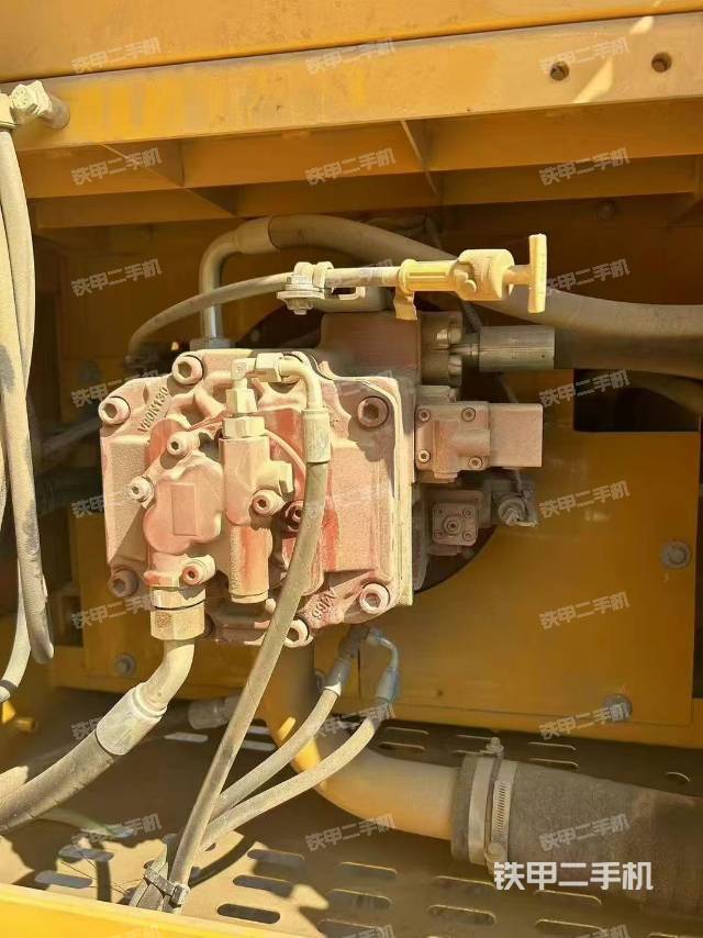 液壓泵艙室正面整體(整機外觀) 液壓泵艙室正面整體(整機外觀)