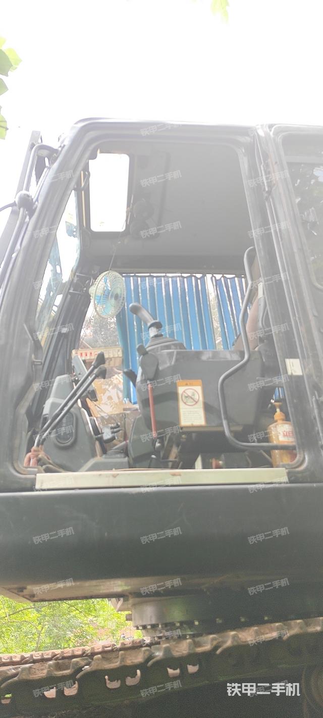 駕駛室整體(整機(jī)外觀) 駕駛室整體(整機(jī)外觀)
