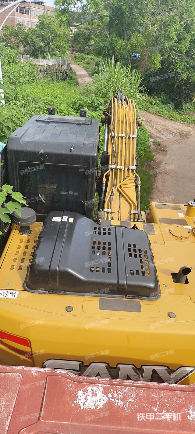 駕駛室頂部(整機(jī)外觀) 駕駛室頂部(整機(jī)外觀)