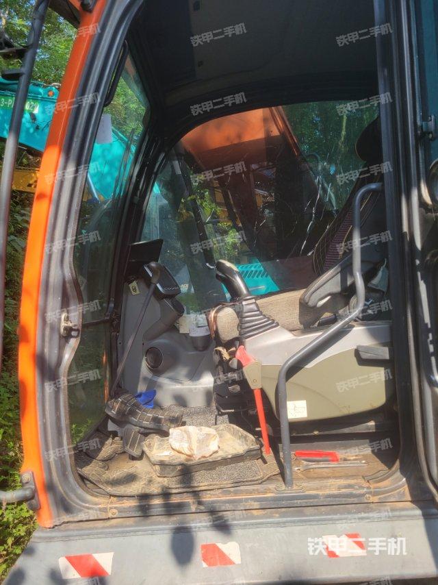 液壓泵艙室正面整體(整機(jī)外觀) 液壓泵艙室正面整體(整機(jī)外觀)