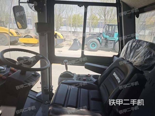 駕駛室操作臺(設(shè)備外觀及核心部件) 駕駛室操作臺(設(shè)備外觀及核心部件)