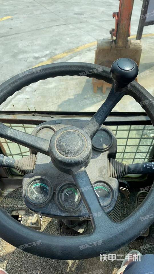 驾驶室整体(整机外观) 驾驶室整体(整机外观)