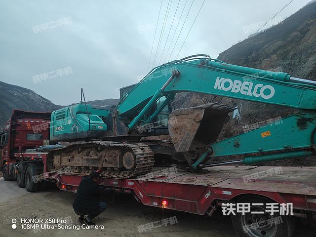 單側(cè)履帶整體(整機(jī)外觀) 單側(cè)履帶整體(整機(jī)外觀)