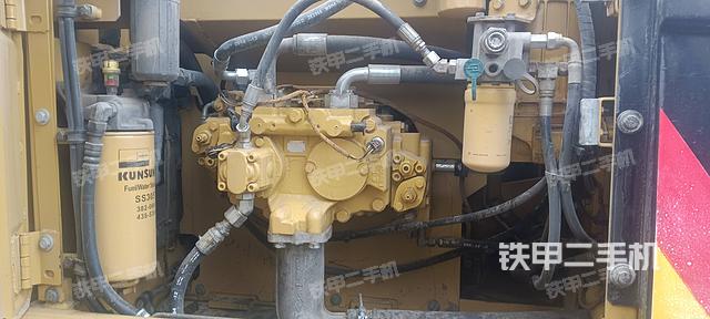液壓泵艙室正面整體(整機外觀) 液壓泵艙室正面整體(整機外觀)