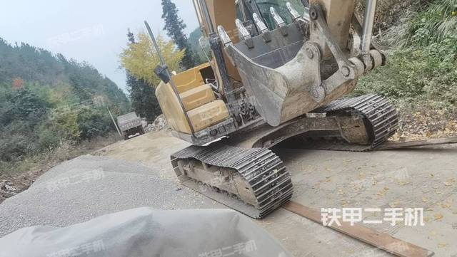 單側(cè)履帶整體(整機外觀) 單側(cè)履帶整體(整機外觀)