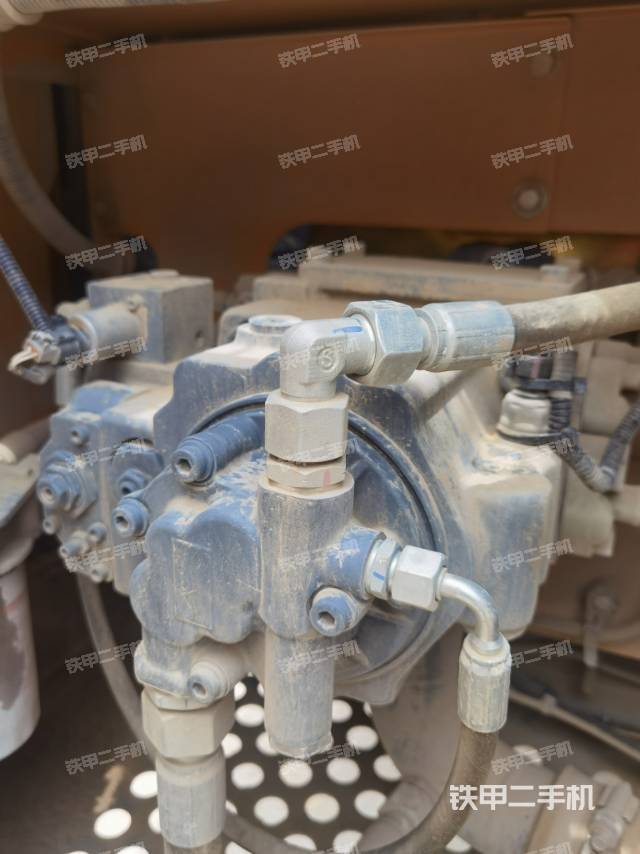 液壓泵艙室正面整體(整機外觀) 液壓泵艙室正面整體(整機外觀)