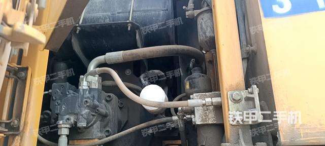 液压泵舱室正面整体(整机外观) 液压泵舱室正面整体(整机外观)