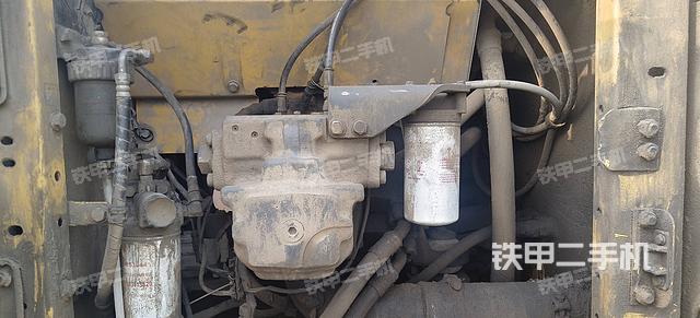 液压泵舱室正面整体（整机外观）