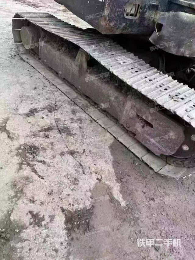 單側(cè)履帶整體(整機(jī)外觀) 單側(cè)履帶整體(整機(jī)外觀)