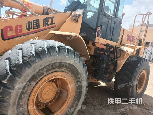 駕駛室工作臺(tái)(整機(jī)外觀及大件) 駕駛室工作臺(tái)(整機(jī)外觀及大件)