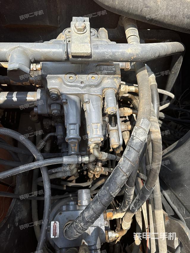 回转马达和主控阀（整机外观）