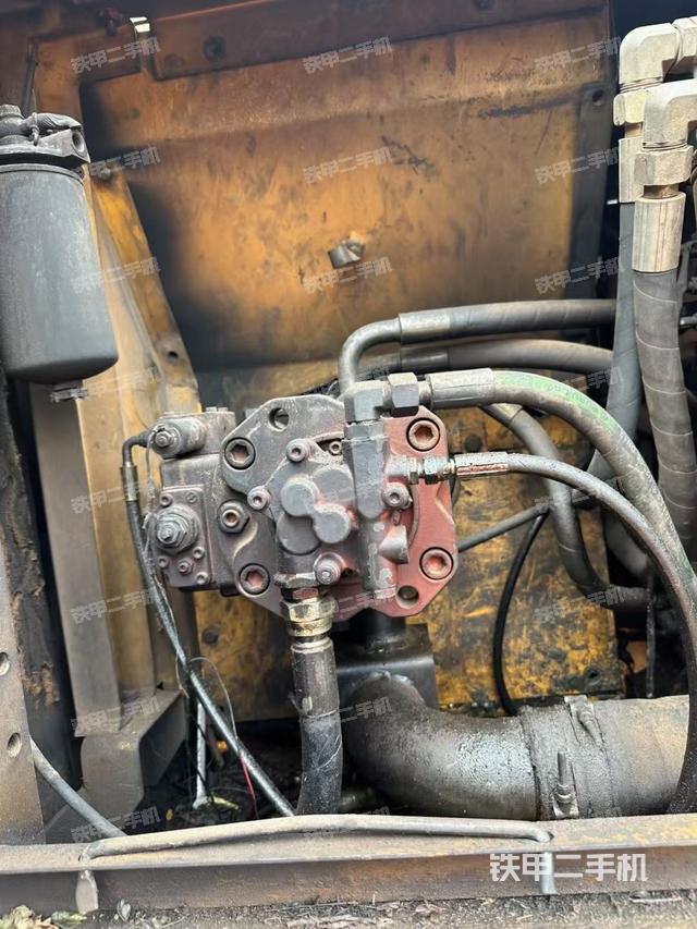 液壓泵艙室正面整體(整機(jī)外觀) 液壓泵艙室正面整體(整機(jī)外觀)