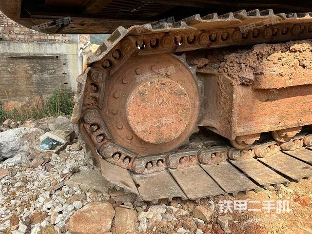 單側(cè)履帶整體(整機(jī)外觀) 單側(cè)履帶整體(整機(jī)外觀)