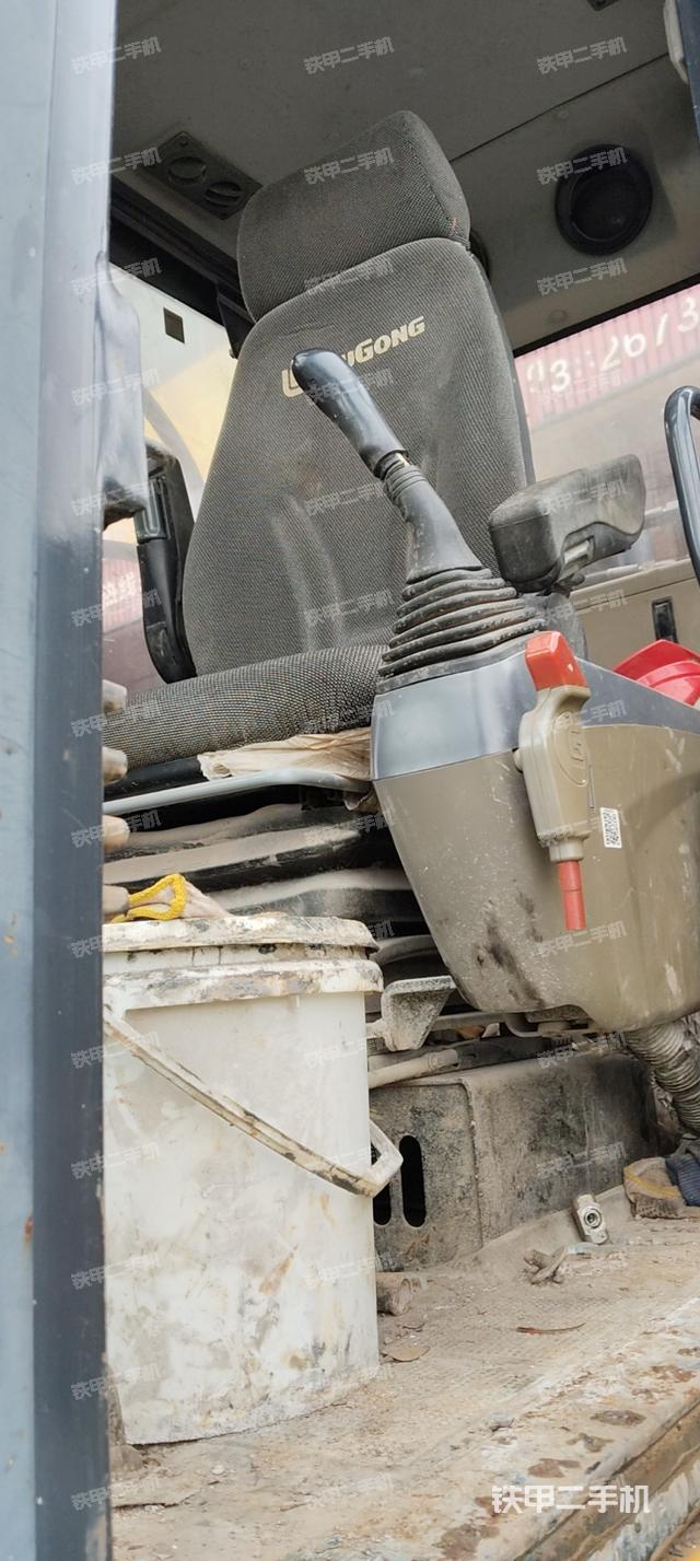 驾驶室整体(整机外观) 驾驶室整体(整机外观)